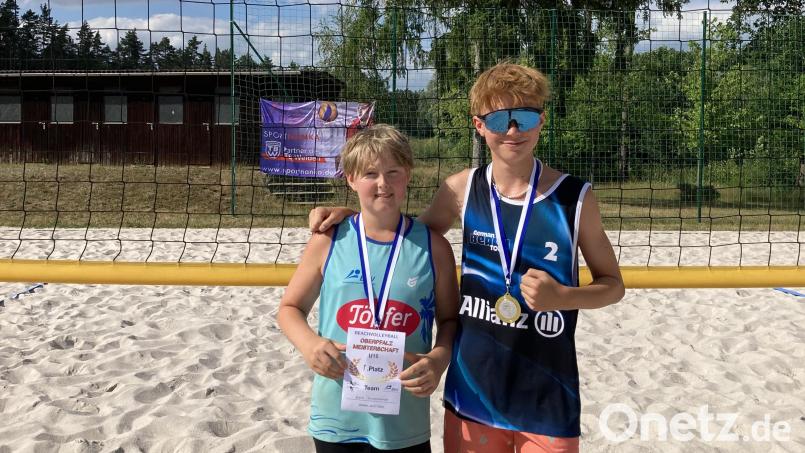 Max Roggenhofer (links) mit dem Regensburger Oskar Gless. Bild: VC DJK Amberg/exb