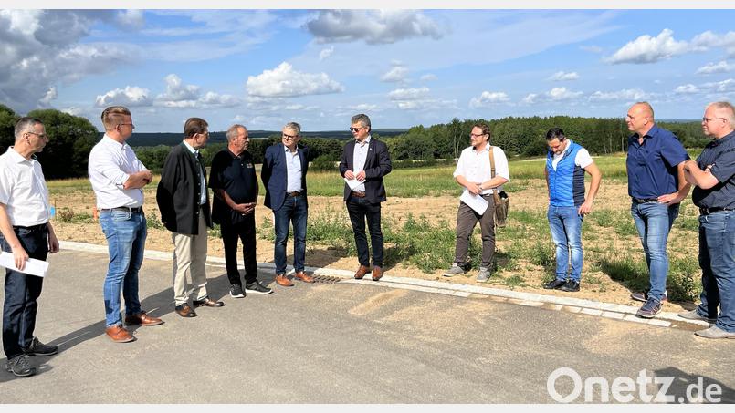 Bauleiter Norbert Nietfeld (von links), Stadtrat Thomas Albang (CSU), der Vorsitzende der Nordostgruppe Klaus Zeiser, die Stadträte Erich Schmid (SPD) und Martin Scharf (FWG), Bürgermeister Martin Birner, Planer Wolfgang Vetter, Werner Schärtl von den Stadtwerken, Bauunternehmer Helmut Seebauer und Geschäftsstellenleiter Georg Keil geben nach Abschluss der Erschließungsarbeiten den Startschuss. Nun können die Grundstücksbesitzer loslegen. Bild: sns