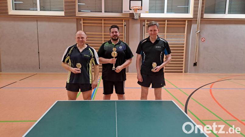 Die Tischtennis-Vereinsmeister 2023 des SV Altenstadt im Einzel und Doppel: Von links Günter Frank, Manuel Kaiser und Jürgen Dittrich Bild: sm