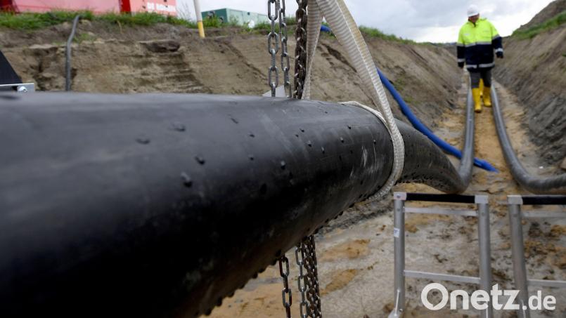 Noch gibt es keine Gleichstrom-Erdkabel des Süd-Ost-Links durch den Landkreis Schwandorf. Das Bild zeigt Arbeiten an der Stromtrasse Nord-Link bei Büsum. Bild: Carsten Rehder/dpa