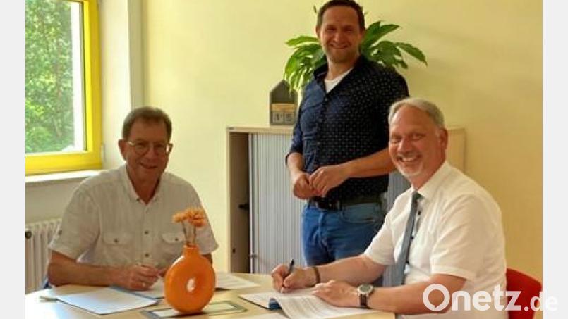 Bei der Vertragsunterzeichnung: (von links) Klaus Zeiser, der
Verbandsvorsitzende der Nord-Ost-Gruppe, Geschäftsführer Werner Schärtl und Georg Hofmann, Bürgermeister der Gemeinde Bodenwöhr. Bild: Werner Schärtl/exb