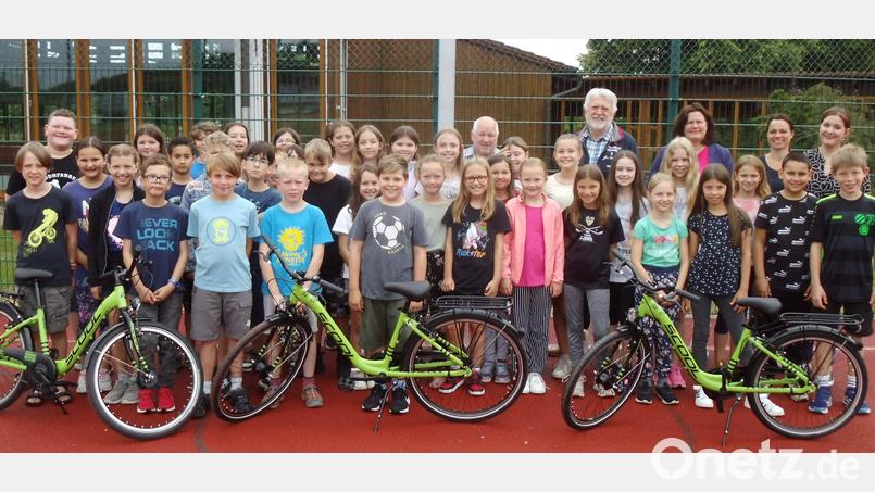 Die Gebietsverkehrswacht Hirschau-Schnaittenbach spendiert drei neue Fahrräder für den Verkehrsgarten der Hirschauer Schule. Mit den Dritt- und Viertklässlern (hinten, von rechts): die Lehrerinnen Ramona Ruppert und Maria-Teresa Kellner, Rektorin Birgit Härtl sowie von der Verkehrswacht Vorsitzender Hubert Ritz und Beirat Johann Wagner. Bild: u