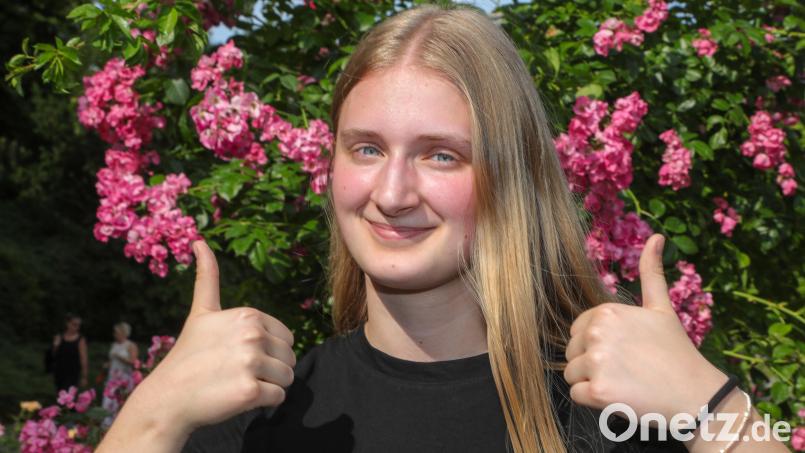Beide Daumen hoch! Antonia Tessmann hat allen Grund zur Freude. Bei ihrem Abitur am Max-Reger-Gymnasium in Amberg kam sie auf einen Schnitt von 0,7. Bild: Wolfgang Steinbacher