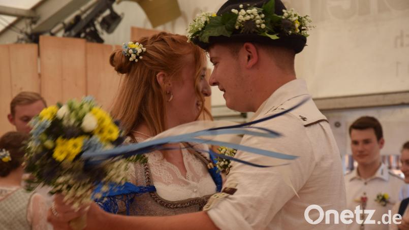 Lilli Schießl und Stefan Federl werden beim Austanz-Walzer zum neuen Oberkirchweihpaar bestimmt. Bild: bö