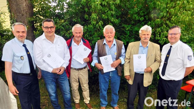 Sie gehören zu den tragenden Säulen der Soldatenkameradschaft Franz Schmidt, Max Opitz, Fritz Fraunholz und Holger Kunnert (von rechts). Es dankten Ortsvorsitzender Marcus Köppel (rechts) und stellvertretender Bezirksvorsitzender und Kreisvorsitzender Kemnath Thomas Semba (links). Bild: whü