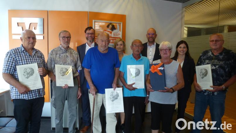 Fünf Mitglieder werden für 50-jährige Treue zur Raiffeisen-Genossenschaft ausgezeichnet. Ihnen gratulieren Vorstand Michael Sommer, Eva Birkmüller, Michael Liedl und Kristina List. Bild: bk