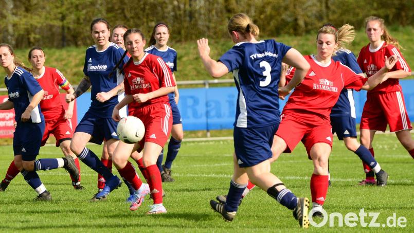 Die Fußballerinnen des TV Nabburg (blaue Trikots) ziehen sich komplett aus dem Spielbetrieb zurück. Ein BOL-Derby gegen den 1. FC Schwarzenfeld (Szene), wie zuletzt Ende April, wird es nicht mehr geben. Bild: ham