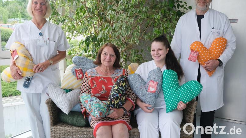 Sabine Presl (von links), Elfriede Auer, Lea Zenger und Chefarzt Dr. Thomas Papathemelis mit den Kissen. Bild: Klinikum/Dietl/exb