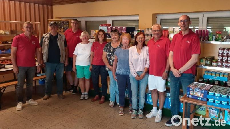 Teamangehörige des Archeladens und Gäste von der SPD: (von links) SPD-Vorsitzender Peter Danninger, Hans Schleicher, Peter Raß, Dorle Kassler, Brigitte Bradl, Annemarie Schleicher, Doris Graf (Leiterin Archeladen), Zweiter Bürgermeister Norbert Gradl und SPD-Fraktionsvorsitzender Edmund Goß. Bild: pad