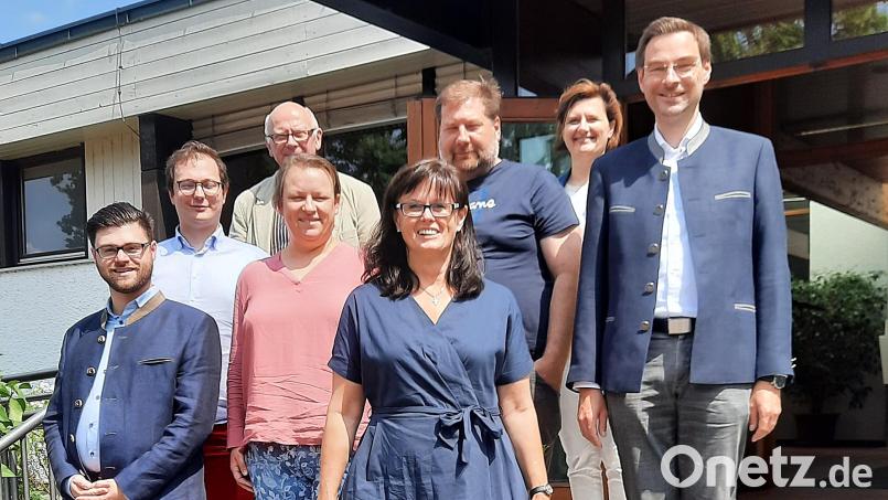 Birgit Barth aus Auerbach (vorne, Mitte)) bleibt an der Spitze des CSU-Arbeitskreises Hochschule und Kultur in der Oberpfalz. Der Landesvorsitzende, Landtagsabgeordneter Stephan Oetzinger (rechts), gratulierte. Bild: jma