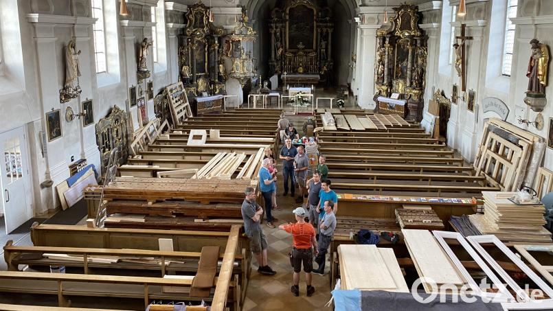 Die Pfarrkirche in Erbendorf gleicht derzeit einem Orgellager. Damit kein Chaos entsteht und die Teile nicht wild in der Kirche verteilt werden, gaben die Orgelbauer genaue Anweisungen. Bild: Popp, Holger
