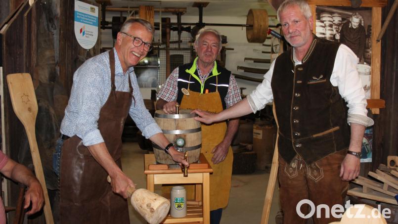 Bürgermeister Franz Stahl (links) zapfte das erste gemeinsame Fass der Braujuwaren und des Arbeitskreises Historisches Handwerk eigenhändig an. Herbert Konrad (Mitte) und Martin Hager (rechts) freuten sich über das gelungene Projekt, das beide Vereine fortführen wollen. Bild: heb