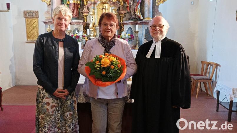 Karin Hiltel (links) und Pfarrer Matthias Ahnert (rechts) danken Luise Schinhammer (Mitte) für ihren 30-jährigen Dienst als Mesnerin. Bild: wku