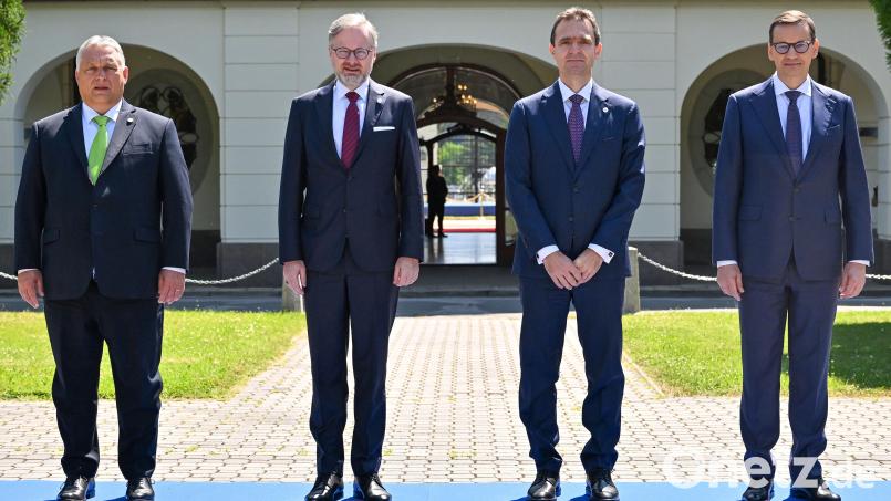Wie einig sind sie sich noch? Die Ministerpräsidenten der vier Visegrád- Staaten: Viktor Orban aus Ungarn (l), der Tscheche Petr Fiala, Ludovit Odor aus der Slowakei und der Pole Mateusz Morawiecki. Symbolbild: Álek Václav/dpa