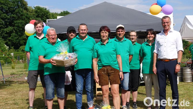 Mit einem bunten Sommerfest feiert der Kleingartenverein Hirschau seinen 100. Geburtstag. Dabei wird auch die Leistung einiger verdienter Mitglieder gewürdigt (von links): Stefan Walch, der ehemaliger Vorsitzende Erwin Zach, Angelo Weber, Vorstandssprecher Albert Sterk, die ehemalige Vorsitzende Maria Lang, Markus Auer, Stefanie Zetzlmann, Sabine Heindl und Bürgermeister Hermann Falk. Bild: ag