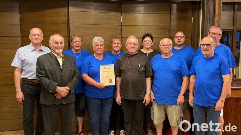 Seit 20 Jahren ist der Strich-Fisch-Club regelmäßig Gast in Kulz. Im Bild die Mitglieder des Anglerclubs zusammen mit Bürgermeister Walter Schauer, Michael Dirscherl vom Fremdenverkehrsverein Thanstein sowie 
Hans Krämer und Michaela Setzer. Bild: Gemeinde Thanstein/exb