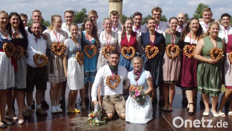 Beim Austanzen des Kirwabaumes bestätigen die 14 Kirwapaare die Aussage ihres Tanzlehrers Dieter Kohl, dass „die Weiherer einfach sauguate Tänzer san“. Vorn kniend das neue Oberkirwapaar Markus Hanauer und Melina Seifert. Bild: u