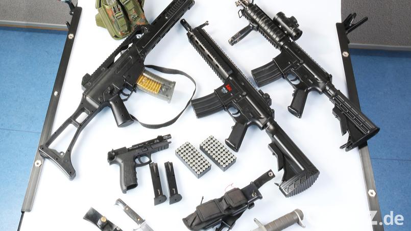 Bei den Wohnungsdurchsuchungen wurden einige Gegenstände beschlagnahmt: Mehrere Softair-Waffen, diverse Messer, Datenträger mit indiziertem Material sowie Kleidung und Unterlagen, die eindeutig in Zusammenhang mit der rechten Szene stehen. Bild: ppof