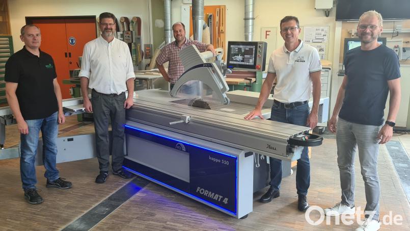 Über eine neue Formatkreissäge (Bild) und eine neue Abrichthobelmaschine freut sich das Berufliche Schulzentrum Wiesau. Von links Fachlehrer Thomas Gradl, stellvertretender Schulleiter Wolfgang Prebeck, Abteilungsleiter Jürgen Böckl, Jürgen Stebegg von der Felder Group und Oberstudienrat Michael Heinzmann. Bild: BSZ Wiesau/exb
