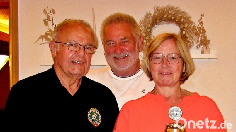 Schützenmeister Franz Fuhrmann (links) ehrt Karl Schmid (Zweiter Schützenmeister und Gewinner der Meisterscheibe) sowie Doris Zetzl (Gewinnerin des Johanni-Pokals). Bild: R. Kreuzer