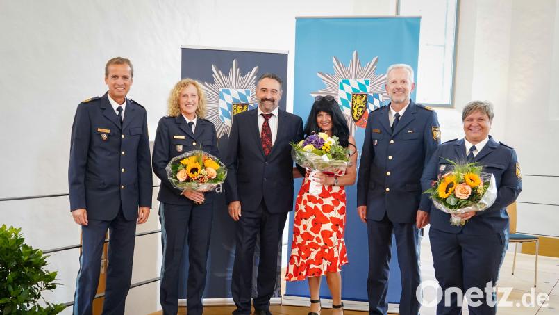 Verabschiedung und Amtseinführung: Das Bild zeigt (von links) Polizeivizepräsident Robert Fuchs, Erste Hauptkommissarin Sabine Roidl, Ersten Hauptkommissar a.D. Günther Vierl, dessen Frau Ella Vierl, Polizeipräsident Thomas Schöniger und Hauptkommissarin Marion Zenger. Bild: Polizeipräsidium Oberpfalz/exb
