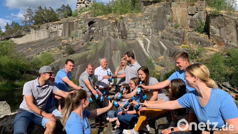 Eine Gruppe der Festmoidla und -burschen stößt am Burgweiher unterhalb der Burgruine in Flossenbürg mit dem &quot;FlossaBIERch&quot; schon mal auf die 1075-Jahr-Feier an. Bild: Gabi Schönberger