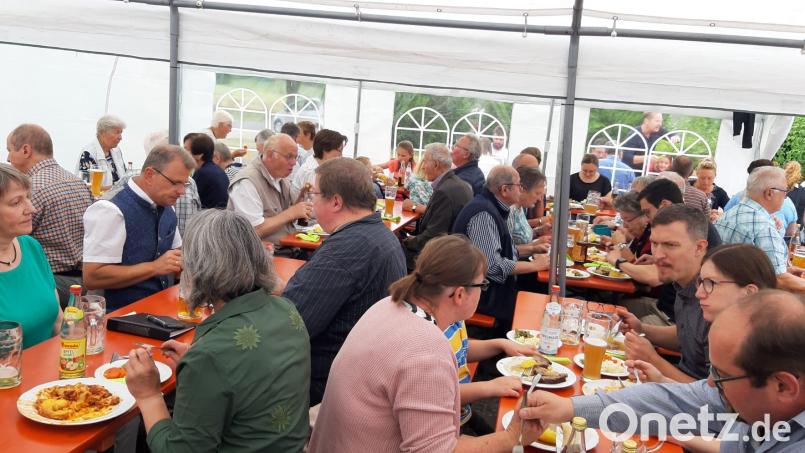Das Pfarrfest in Neuhaus ist bestens besucht. Bild: Andrea Egeter/exb