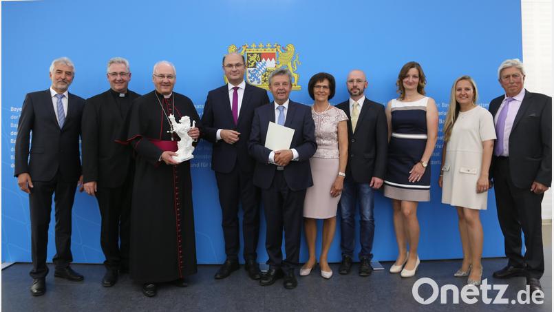 Pilgerführer Bernhard Meiler (Mitte, mit Umschlag) nahm die Auszeichnung mit Freude entgegen. Begleitet wurde der Pilgerführer von Regensburgs Bischof Rudolf Voderholzer (mit Preis in der Hand) und dem Geistlichen Beirat Pfarrer Hannes Lorenz aus Nabburg (Zweiter von links). Bild: Harald Beitler/exb