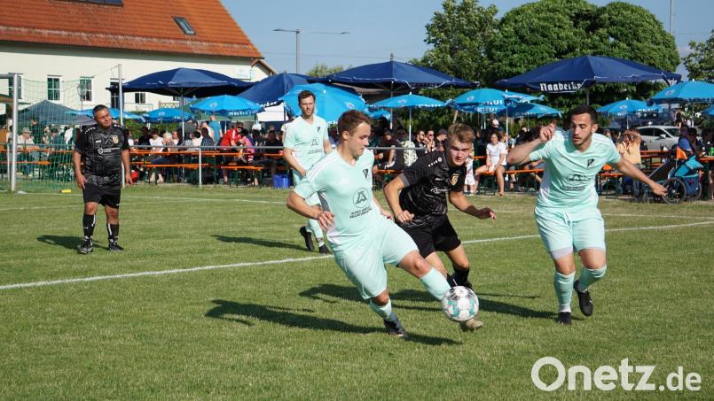 Die Köferinger Tim Troidl (vorne links) und Florent Sejdiu (rechts) im Duell mit einem Kümmersbrucker Gegenspieler. Das Endspiel des Gemeindepokal-Turniers wurde im Elfmeterschießen entschieden. Bild: Anja Belmer/exb