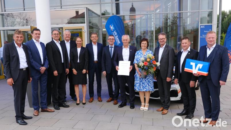 Gelöste Stimmung nach der Bilanz über ein erfolgreiches Geschäftsjahr 2022 der VR-Bank Amberg-Sulzbach (von links): Aufsichtsratsvorsitzender Georg Wittmann, sein Stellvertreter Dieter Heldrich, die wiedergewählten Aufsichtsratsmitglieder Martin Deubzer, Bernhard Schöppl und Ulrike Pongratz, Vorstandsmitglied Andreas Reindl, Wirtschaftsprüfer Walter Friedrich, das verabschiedete Aufsichtsratsmitglied Gerhard Gradl und seine Frau Siglinde sowie die Vorstandsmitglieder Dieter Paintner, Erich Übler und Martin Sachsenhausen. Bild: usc