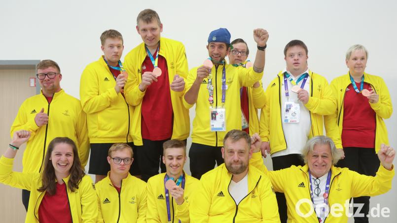 Großer Jubel beim Basketball-Team der Lebenshilfe Amberg-Sulzbach über Bronze bei den Special Olympics (hinten von links): Philipp Schoberth, Christoph Gehr, Josef Dobmaier, Pascal Mainka, Philipp Abraham, Alexander Harrieder und Anja Schmal. Vorne von links: Trainerin Antonia Weidel, Quirin Weber, Sandro Lobenhofer, Marco Klein und Coach Engelbert Ludwig Weidel. Bild: Wolfgang Steinbacher