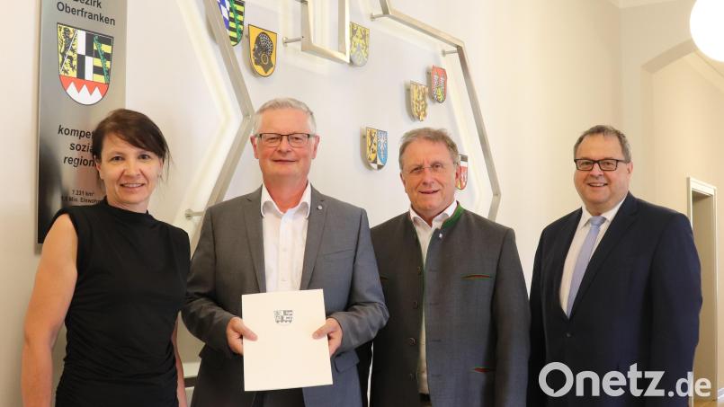 Im Rahmen einer kleinen Feierstunde gratulierte Bezirkstagspräsident Henry Schramm (Dritter von links) dem Vorbacher Werner Roder, Geschäftsleiter des Bezirks Oberfranken (Zweiter von rechts) zum 40-jährigen Dienstjubiläum. An der Feier nahmen auch Marianne Witton, Leiterin der Sozialverwaltung (links) und Peter Heyer, Direktor der Bezirksverwaltung (rechts), teil. Bild: do