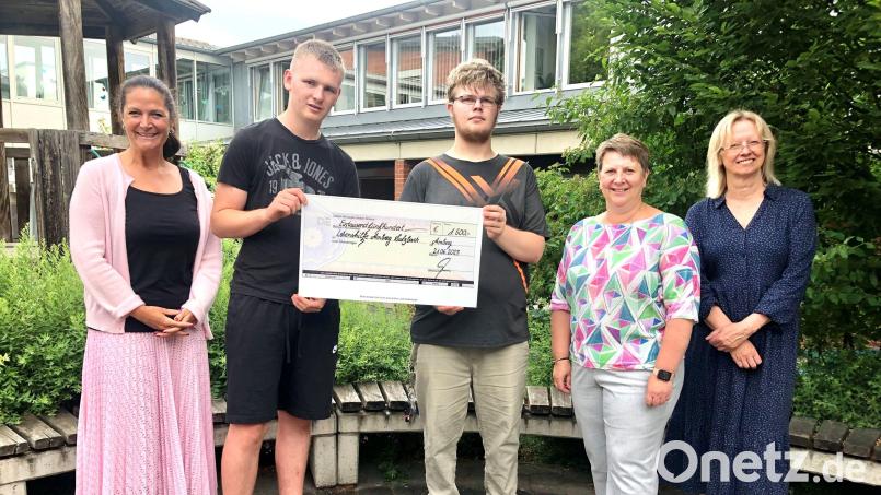 Michaela Lange (links) war mit einem 1500-Euro-Scheck zur Lebenshilfe gekommen. Bild: Mariella Kramer/exb