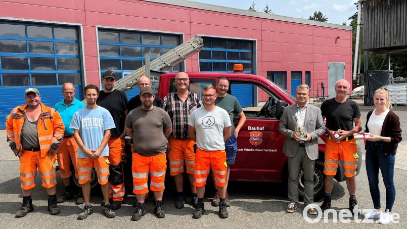 Siegfried Zeitler (Zweiter von rechts) geht nach 36 Jahren als Bauhofmitarbeiter in den Ruhestand. Bild: Stadt Windischeschenbach/exb