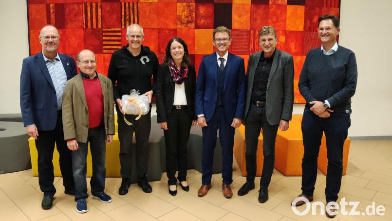 Der Vorstand des Fördervereins am Beruflichen Schulzentrum Amberg (von links): Schulleiter Martin Wurdack, Daniel Hagn, der bisherige Vorsitzende Alexander Düssil, seine Nachfolgerin Sonja Kalb, Alexander Reindl, Georg Wittmann und Gerd Fischer. Bild: C. Wittmann/exb