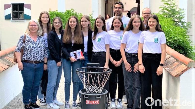 Der „Basket Trash“ im Vordergrund ist ein besonderer Mülleimer. Die Mädchen-Crew baute für die Benutzer eine Herausforderung ein und erreichte beim Projektfinale für besondere Business-Ideen den 2. Platz, über den sich auch die begleitenden Lehrkräfte freuten. Bild: Georg Lang/exb