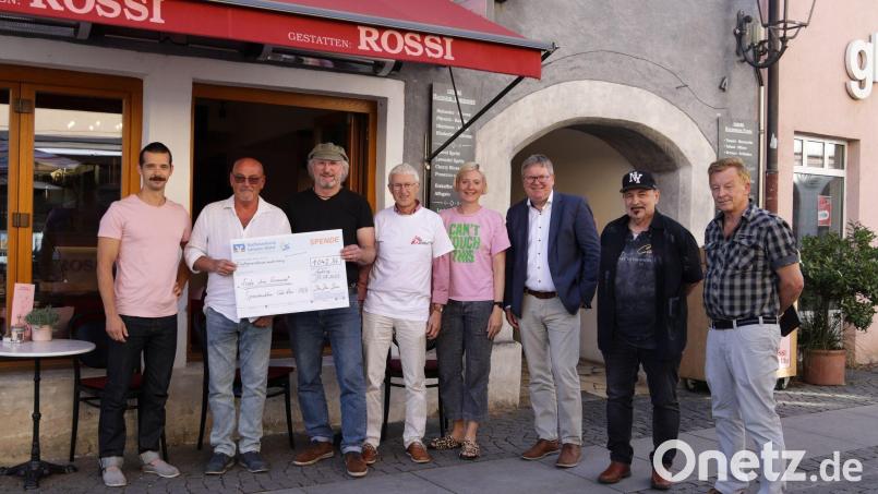Bei der Spendenübergabe (von links): Felix Renner (Café Rossi), Reinhard Schmid und Günther Flierl (Zwoag'sang), Wolfgang Funk (Ärzte ohne Grenzen), Gina Renner (Café Rossi), Oberbürgermeister Michael Cerny sowie Herbert Olbrich und Helmut Gottfried vom 1. Amberger Musikerstammtisch. Bild: Pressedienst Wagner/exb