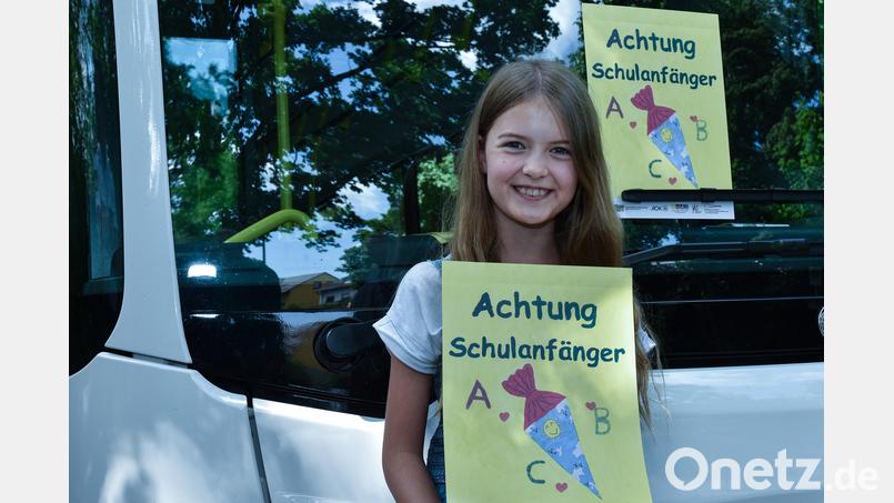 Stolz präsentiert die zehnjährige Malena Huber aus Ammerthal ihren Plakatentwurf, mit dem sie den ersten Platz beim Malwettbewerb "Achtung Schulanfänger" erreichte. Bild: Stephan Huber