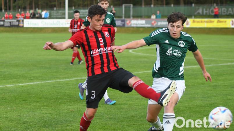 Benjamin Urban (links) vom SC Luhe-Wildenau und der Mitterteicher Niko Pollak im Zweikampf. Bild: otr