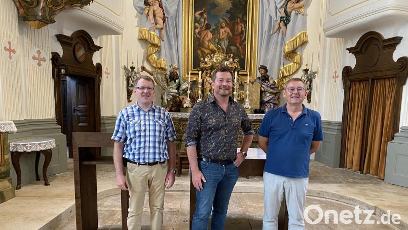 Über die gelungene Sanierung der Kirche St. Johannes in Ebermanndorf freuen sich Bundestagsabgeordneter Uli Grötsch (Mitte), Kirchenpfleger Josef Beer (links) und der Vorsitzende des Historischen Verein Ebermannsdorf, Josef Gilch (rechts). Bild: bö