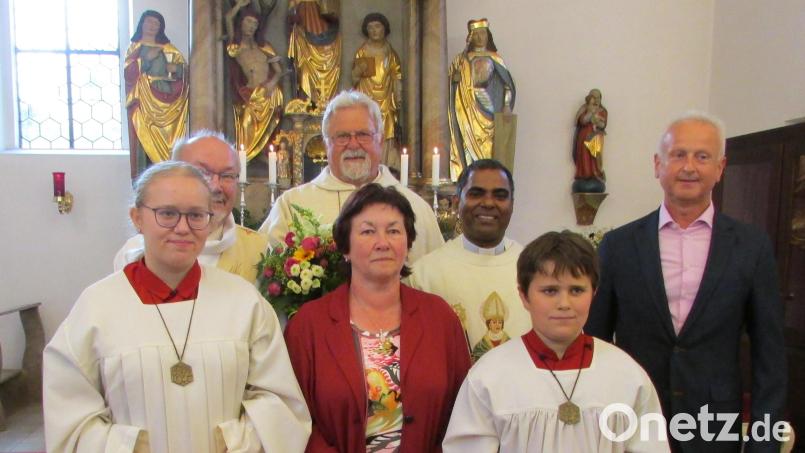 Diakon Harald Schraml, Pfarrer Julius Johnrose Pfarrgemeinderatssprecher Robert Bauer, Kirchenpflegerin Walburga Heinl und die Ministranten gratulierten Pfarrer Arnold Pirner (Dritte von links) zu seinem Jubiläum. Bild: exa