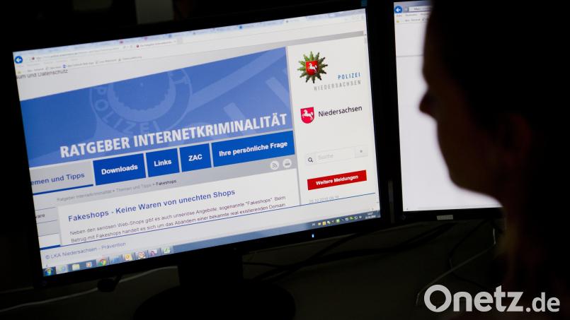 Trotz regelmäßiger Warnungen der Polizei: Auch in der Oberpfalz werden Bürger regelmäßig Opfer von Internetbetrügern. Fast immer gehen dabei hohe Geldbeträge verloren. Symbolbild: Julian Stratenschulte/dpa