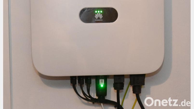 Wechselrichter (oben) und Speicher (unten) sind wichtige Komponenten, wenn der mit einer PV-Anlage erzeugte Strom eigenverbraucht werden soll. Bild: gf
