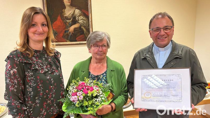 Pfarrer Markus Bruckner (rechts) und Stellvertretende Pfarrgemeinderatssprecherin Maria Bock dankten Resi Schmid (von links) für ihr jahrelanges Wirken in der Pfarrei. Bild: mez