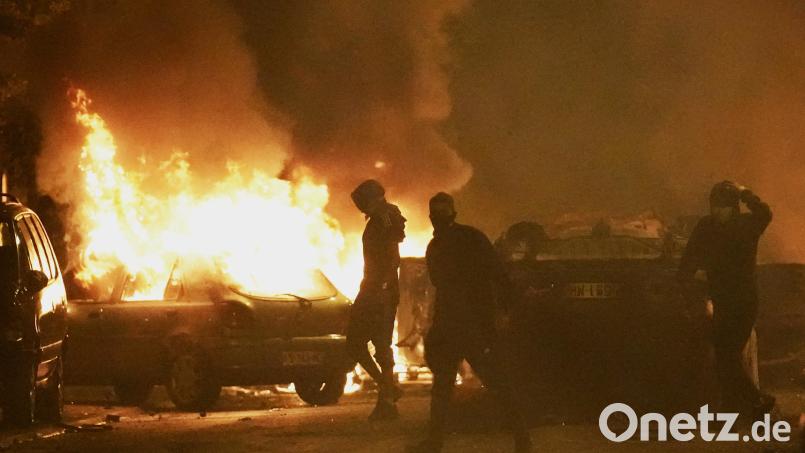 Jugendliche Randalierer zünden Autos im Nanterre an. Barbara Schmucker aus Letzau kennt diesen Pariser Brennpunkt-Vorort gut. Bild: Christophe Ena/dpa