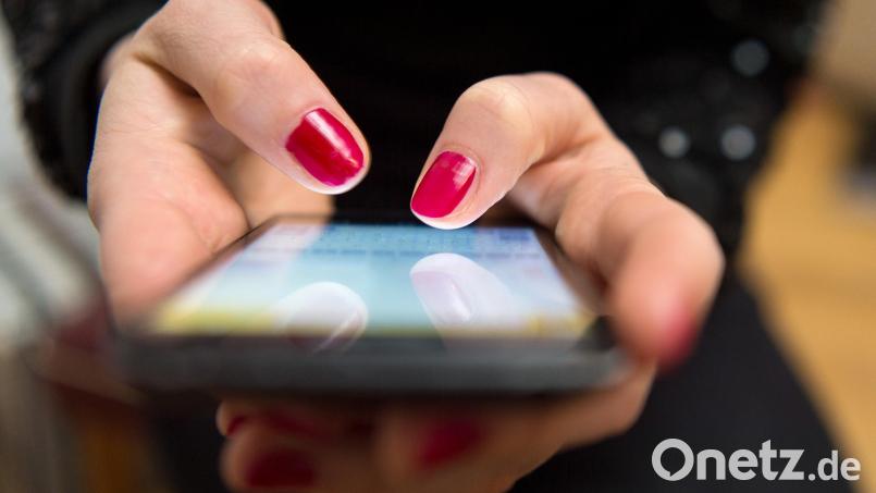 Handys bleiben ein Objekt der Begierde: Die Amberger Polizei ermittelt aktuelle wegen Diebstahl eines Smartphones. Symbolbild: Sebastian Gollnow/dpa
