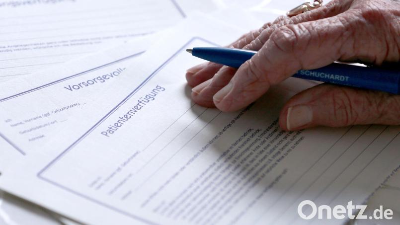Neben der Betreuung sowie der Unterstützung ehrenamtlicher Betreuer ist die Information über Vorsorgevollmachten und Betreuungsverfügungen ein Schwerpunkt der Arbeit des Betreuungsvereins für den Landkreis Schwandorf. Symbolbild: Karl-Josef Hildenbrand/dpa