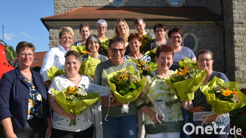 In den vergangenen drei Jahren fiel die Ehrung der engagierten Mitarbeiter im Caritasheim ins Wasser. Jetzt holt stellvertretende Heimleiterin Claudia Kraus (links) die Auszeichnungen nach. Unter den Geehrten sind auch Heimleiterin Rita Gilch (rechts) und Hausmeister Bernd Steger (vorne, Mitte). Bild: dob