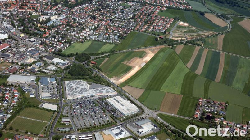 An den Franzosenäckern zwischen B 85 und AM 30 wird derzeit ein neues Gewerbegebiet erschlossen (siehe Dreieck Bildmitte). Auf dem 6,3 Hektar großen Areal siedelt sich auf 1,5 Hektar der Autobauer Porsche an. Am Donnerstag, 6. Juli, war offizieller Baubeginn für das &quot;Porsche Zentrum Amberg&quot;. Bild: Bernd Georgi