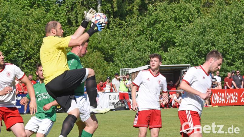 Solche Alles-oder-Nichts-Spiele in der Relegation wie zwischen der SpVgg Wiesau (weiße Trikots) und der SG Griesbach/Großkonreuth vor wenigen Wochen wird es im Fußballkreis Hof/Wunsiedel/Tirschenreuth künftig nicht mehr geben. Archivbild: Gebert